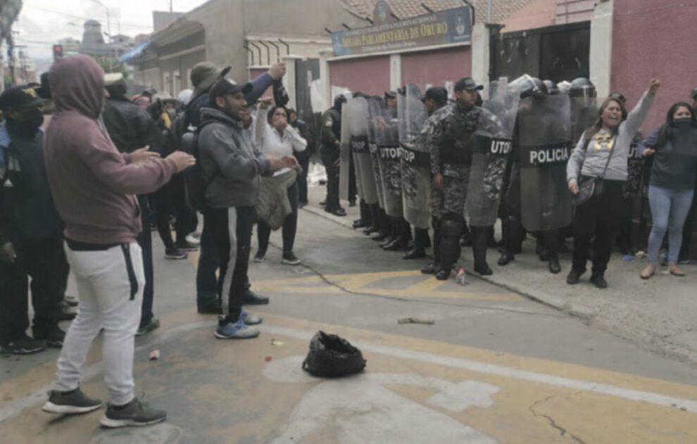 Trifulca en la Brigada Parlamentaria de Oruro