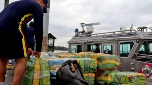 Decomisan sumergible cargado con droga en Colombia