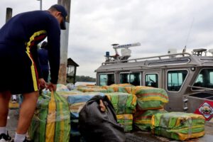 Decomisan sumergible cargado con droga en Colombia