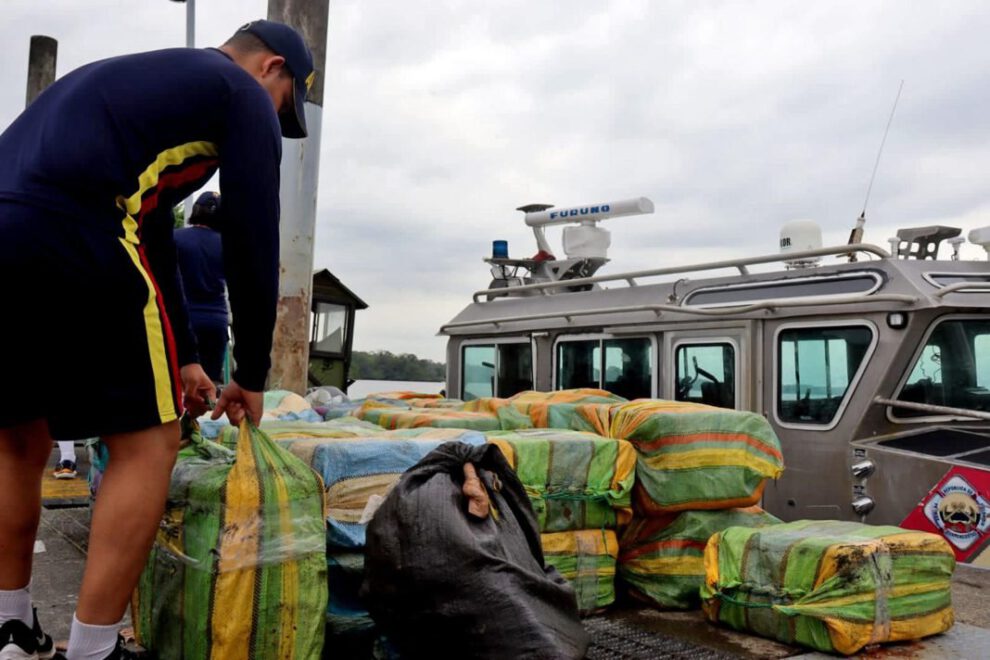 Decomisan sumergible cargado con droga en Colombia