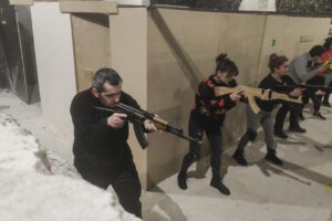 Civiles ucranianos entrenan habilidades militares ante amenaza rusa