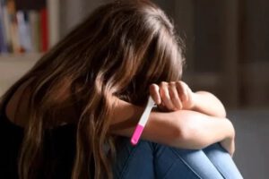 Investigación por violación agravada que resultó en embarazo adolescente