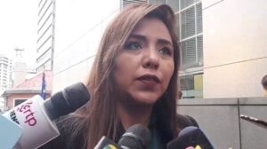 Viceministra de Comunicación Gabriela Alcón denuncia bloqueos políticos que afectan la economía