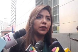 Viceministra de Comunicación Gabriela Alcón denuncia bloqueos políticos que afectan la economía