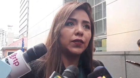 Viceministra de Comunicación Gabriela Alcón denuncia bloqueos políticos que afectan la economía