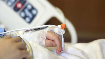 Niño huérfano hospitalizado tras caer desde segundo piso en hogar de acogida