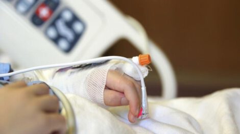 Niño huérfano hospitalizado tras caer desde segundo piso en hogar de acogida