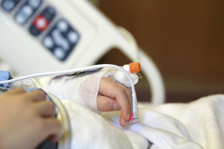 Niño huérfano hospitalizado tras caer desde segundo piso en hogar de acogida