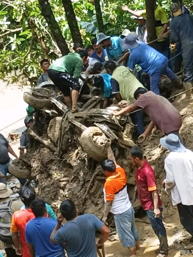 mazamorra en Irupana arrastra vehículo dejando 4 muertos