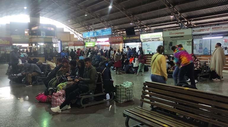 Bloqueos en vías terrestres afectan viajes interdepartamentales