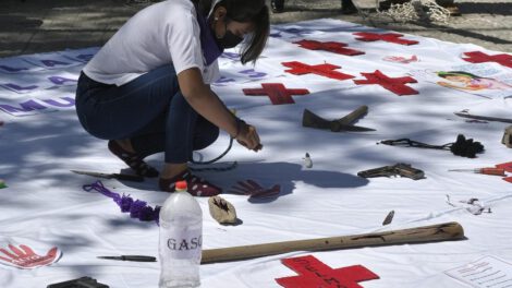 Ley para proteger a niños huérfanos de feminicidio en Bolivia