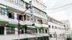 Hombre muere tras caer del tercer piso en intento de robo