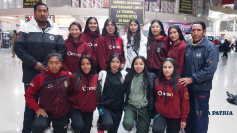 Selección orureña de baloncesto en su viaje a Tarija