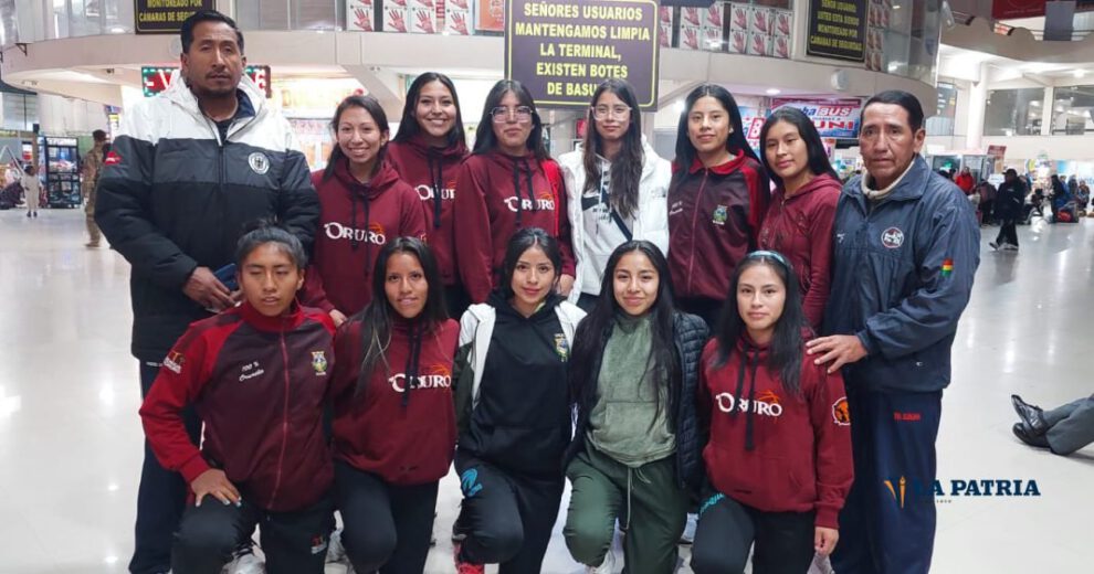 Selección orureña de baloncesto en su viaje a Tarija