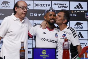 Arturo Vidal regresa a Colo Colo tras operación de rodilla