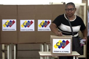 Una ciudadana venezolana deposita su voto durante una jornada de elecciones presidenciales en Venezuela