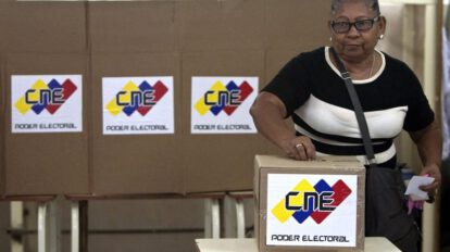 Una ciudadana venezolana deposita su voto durante una jornada de elecciones presidenciales en Venezuela