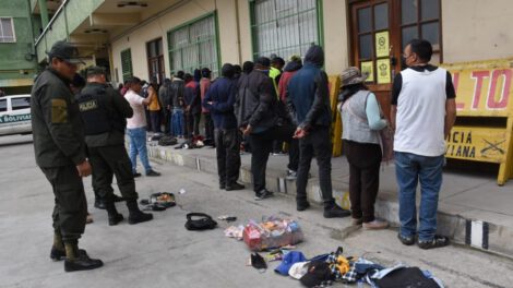 Arrestos por violaciones a la ley sobre consumo de bebidas en la Feria de Alasita