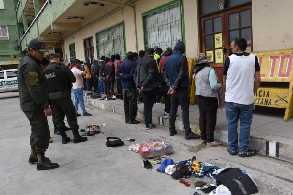 Arrestos por violaciones a la ley sobre consumo de bebidas en la Feria de Alasita
