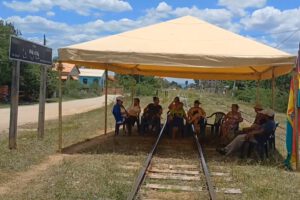 Jubilados bloquean vía férrea exigiendo retorno del tren de pasajeros