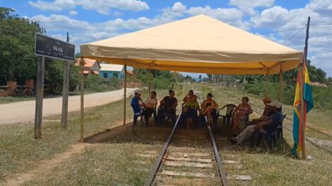 Jubilados bloquean vía férrea exigiendo retorno del tren de pasajeros