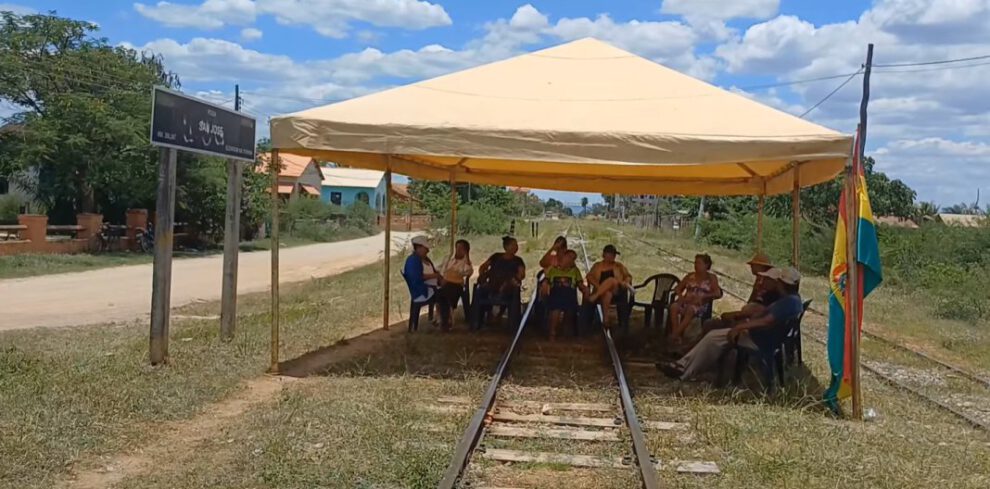 Jubilados bloquean vía férrea exigiendo retorno del tren de pasajeros