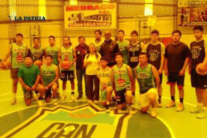 Ernesto Wrighd dirigiendo al equipo de CAN en el torneo nacional de básquetbol U-25