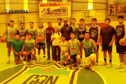 Ernesto Wrighd dirigiendo al equipo de CAN en el torneo nacional de básquetbol U-25