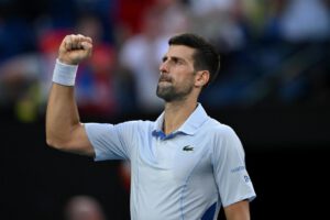 Novak Djokovic celebra su clasificación para las semifinales del Abierto de Australia