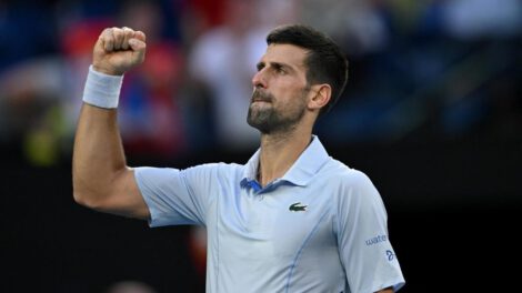 Novak Djokovic celebra su clasificación para las semifinales del Abierto de Australia