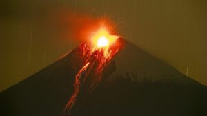 Vista de la actividad eruptiva del volcán Sangay