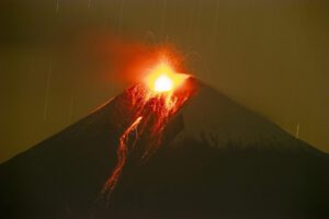 Vista de la actividad eruptiva del volcán Sangay