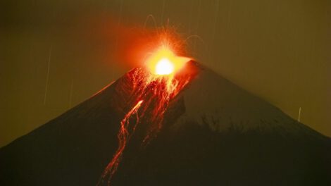 Vista de la actividad eruptiva del volcán Sangay