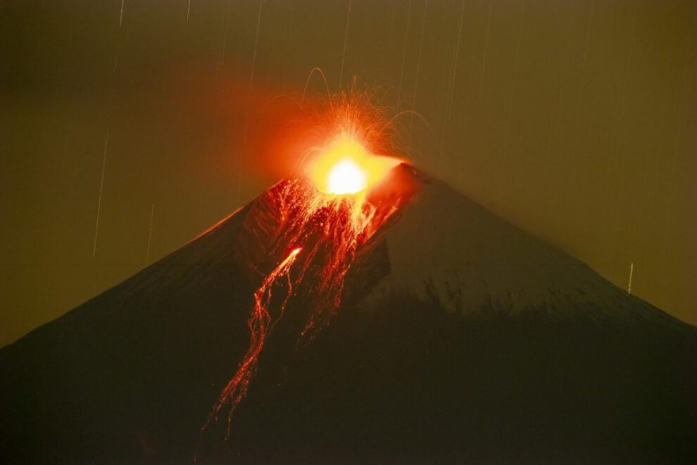 Vista de la actividad eruptiva del volcán Sangay