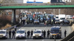 Agricultores franceses bloquean París exigiendo medidas para su sector