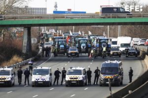 Agricultores franceses bloquean París exigiendo medidas para su sector