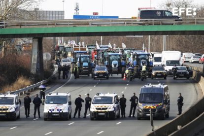 Agricultores franceses bloquean París exigiendo medidas para su sector