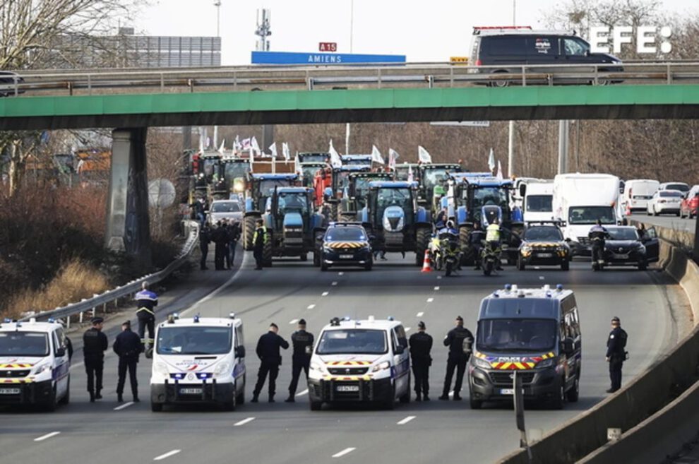 Agricultores franceses bloquean París exigiendo medidas para su sector
