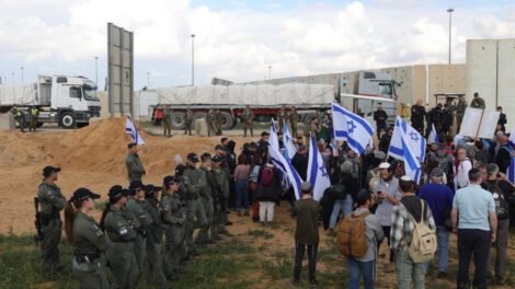 Ayuda humanitaria a Gaza bloqueada por familiares de rehenes