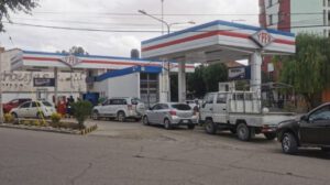 Largas filas por combustible en Oruro