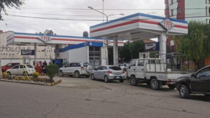 Largas filas por combustible en Oruro