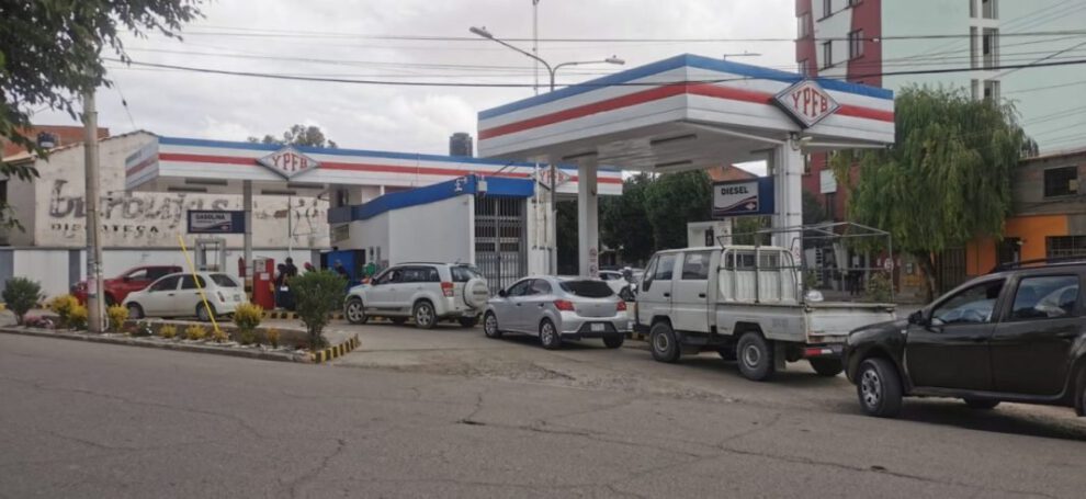 Largas filas por combustible en Oruro