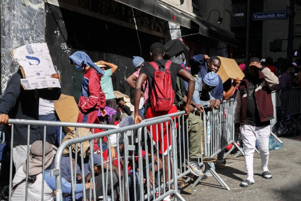Crisis financiera en Nueva York por el incremento alarmante de personas alojadas en albergues
