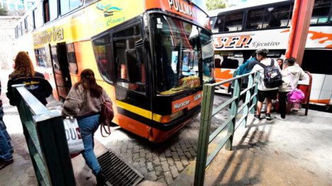 Bloqueo en carretera interdepartamental entre Oruro y La Paz