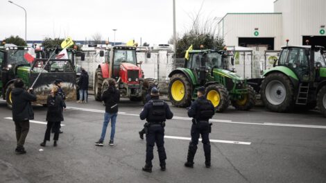 Arrestos de agricultores en Francia en el mercado de abastos de Rungis