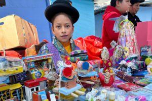 Ch`iti Feria en la Alasita con niños vendedores