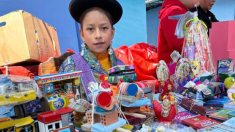 Ch`iti Feria en la Alasita con niños vendedores
