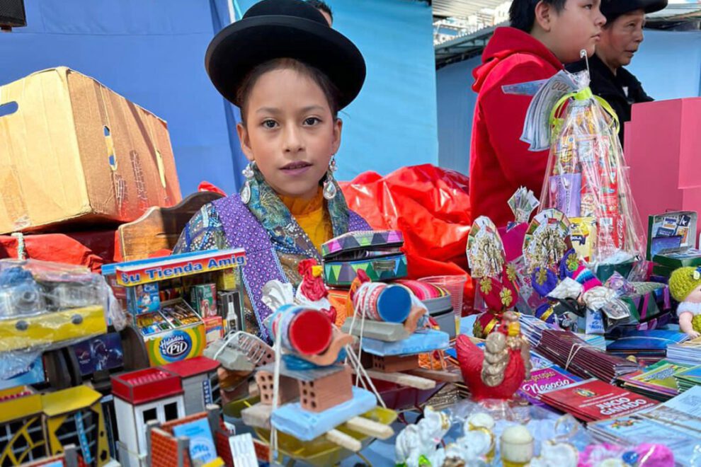 Ch`iti Feria en la Alasita con niños vendedores