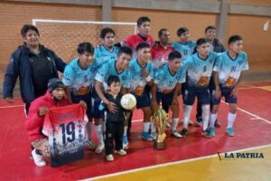 Emanuel Usag campeón futsal con el trofeo de campeón en Segunda de Ascenso