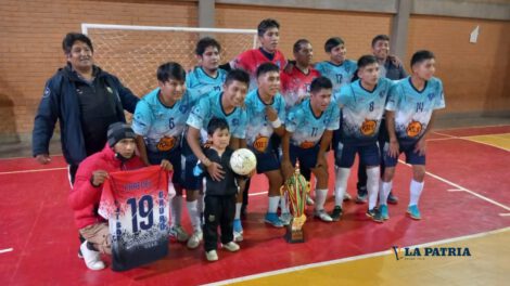 Emanuel Usag campeón futsal con el trofeo de campeón en Segunda de Ascenso